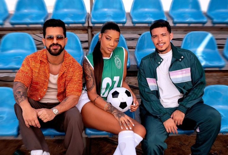 Dennis, Ludmilla e Felipe Amorim lançam “Jogadora Cara” com ação social em apoio ao futebol feminino