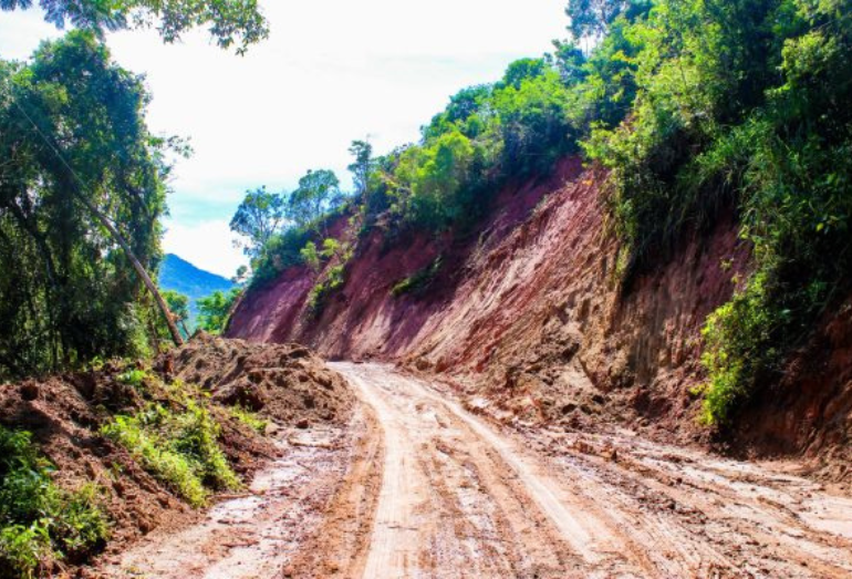 Trecho da RJ-151, em Visconde Mauá, é interditado uma semana após deslizamento