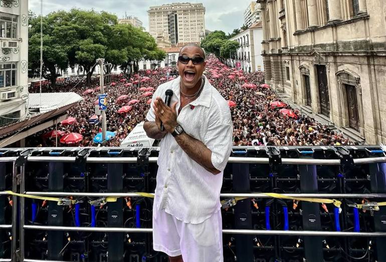 Léo Santana comanda o Bloco da Gold “Vem com o Gigante” no Pré-Carnaval do Rio