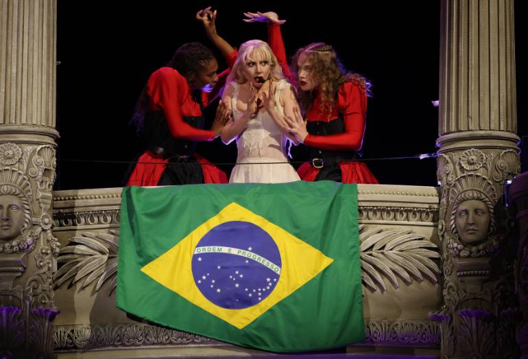 Lady Gaga faz show para 2,1 milhões de pessoas na Praia de Copacabana