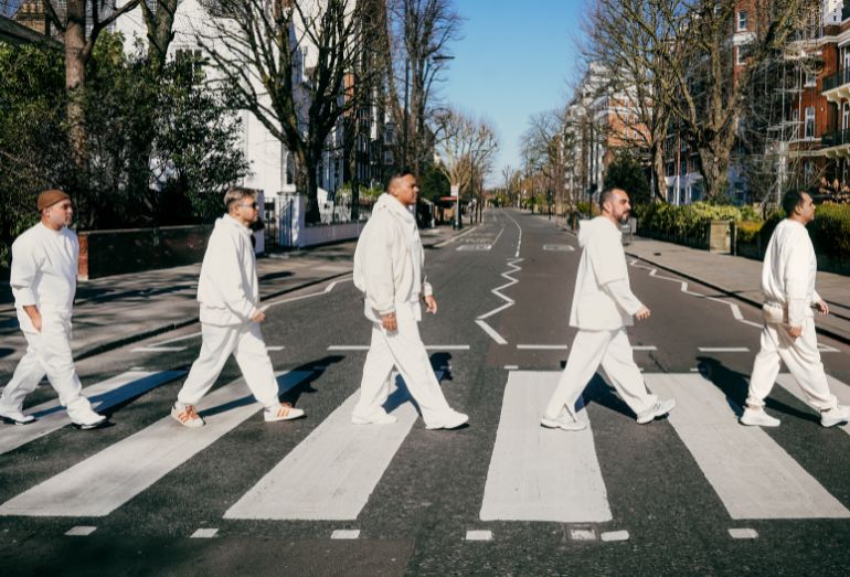 Sorriso Maroto faz história e leva roda de samba em homenagem ao Fundo de Quintal para o Abbey Road