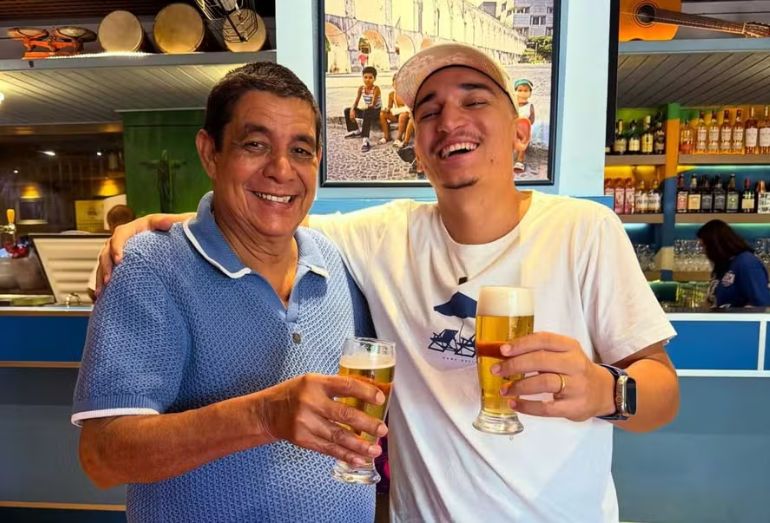 Zeca Pagodinho e João Gomes 'sextam' em bar antes de gravação de DVD na Lapa