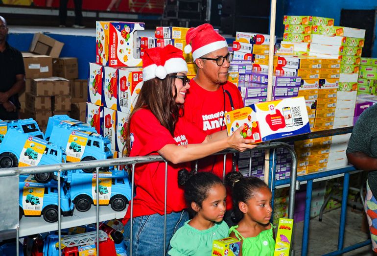 Natal da Patroa: Anitta distribui cestas básicas e brinquedos no Rio