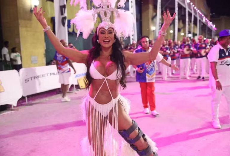 Gracyanne Barbosa brilha em minidesfile da União da Ilha mesmo com a perna imobilizada