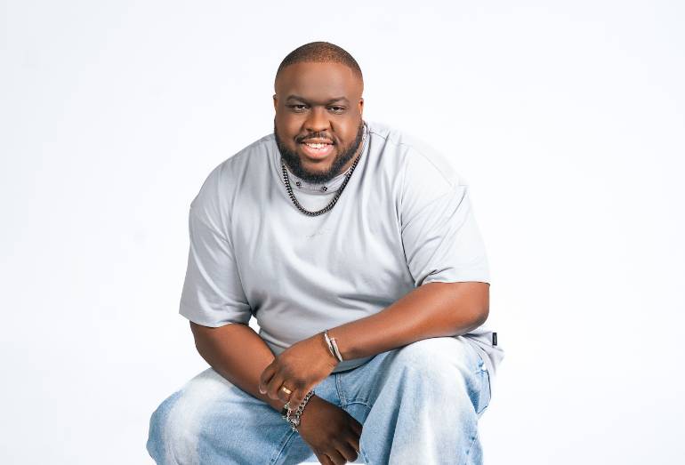 Com participações especiais, Renan Oliveira leva “Os Pagodes Que A Gente Gosta” à Quadra da Portela