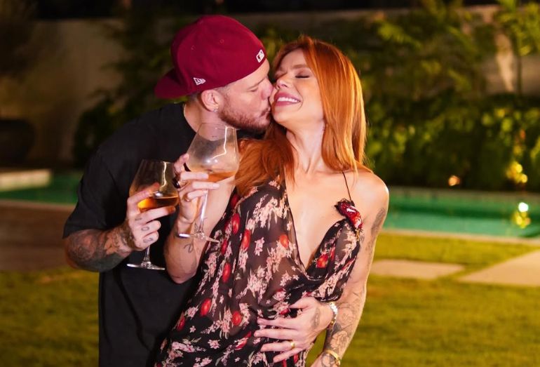 Ferrugem surpreende Thaís Vasconcellos com pedido de casamento