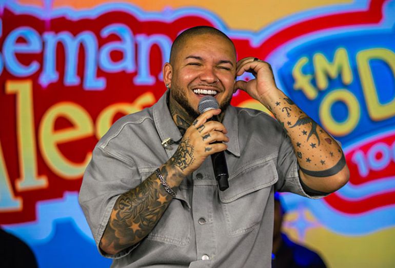 Suel emociona fãs e revela segredos da carreira no programa 