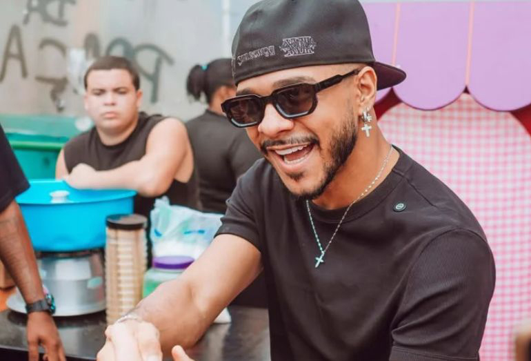 Fabinho distribui mais de mil brinquedos para crianças do Caramujo, em Niterói